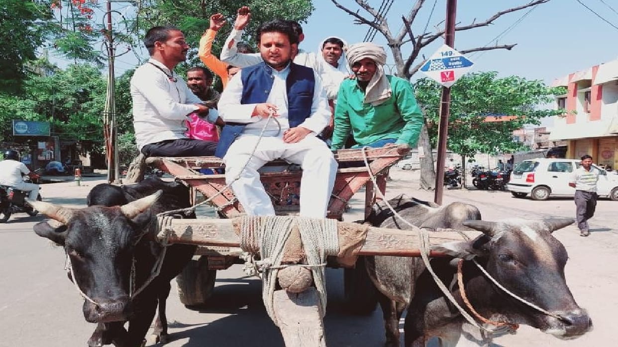 SP candidate Anand Bhadauria arrived in bullock cart to file nomination