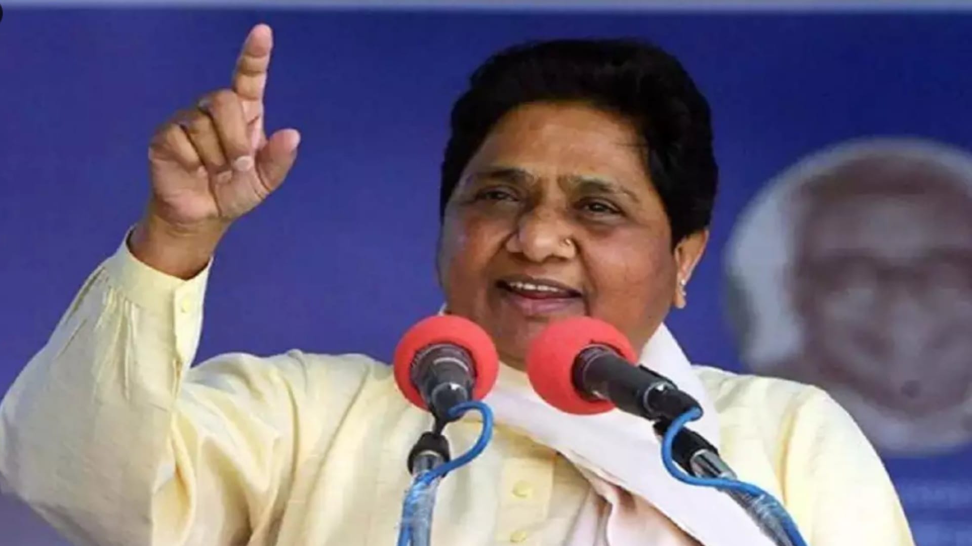 Mayawati Rally in Meerut: Former minister Haji Yakub presented gold crown to Mayawati