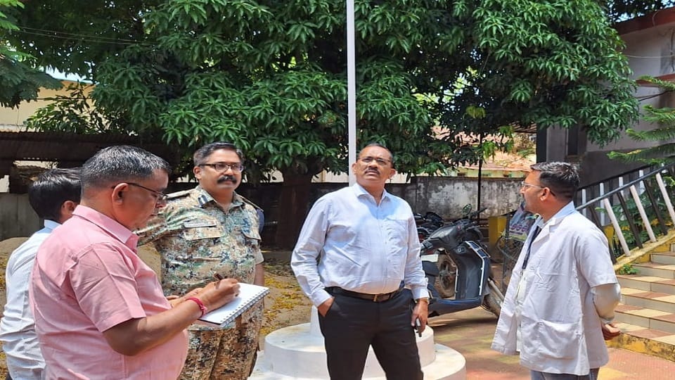 Bastar Commissioner and IG inspected polling stations in Jagdalpur