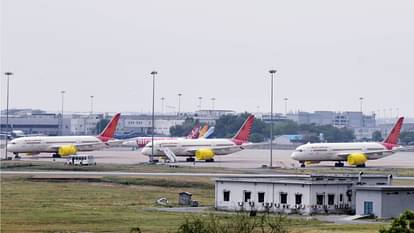 DGCA: एअर इंडिया के बोइंग 787 ड्रीमलाइनर बेड़े के विमानों की होगी सुरक्षा जांच, विमानन नियामक ने दिया आदेश DGCA orders enhanced inspection of Air India's Boeing 787 Dreamliner fleet