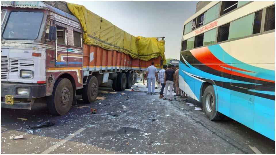 Dhar News: Bus coming from Maharashtra to Indore collides with trolley 20 passengers injured