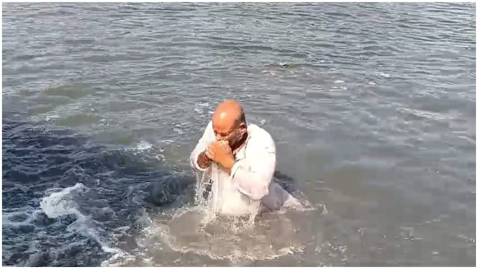 Drain water getting into Ujjain Shipra River Ujjain LS seat Congress candidate Mahesh Parmar bath