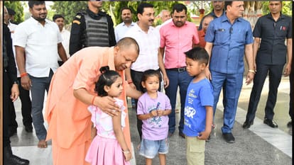 CM Yogi visited Gorakhnath temple on Tuesday morning on Hanuman Jayanti, gave toffee to children.