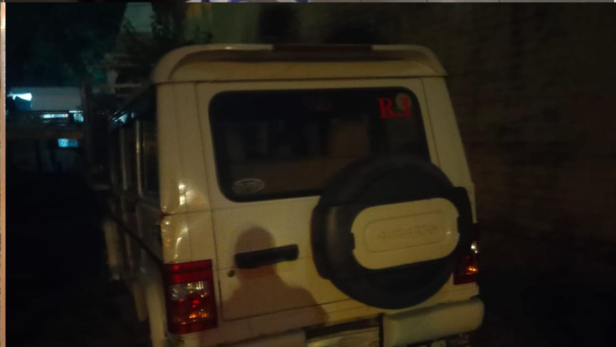 In Tarkulha, Gorakhpur, two women were hit by a Bolero car and then kidnapped and took them away.