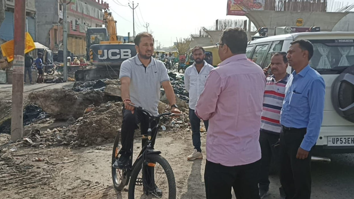 Municipal Commissioner Gorakhpur Gaurav Singh Sogarwal inspected on bicycle in the morning