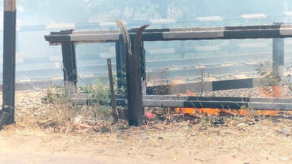 Fire reached railway track, Satyagraha and Darbhanga Express stopped for an hour in Maharajganj