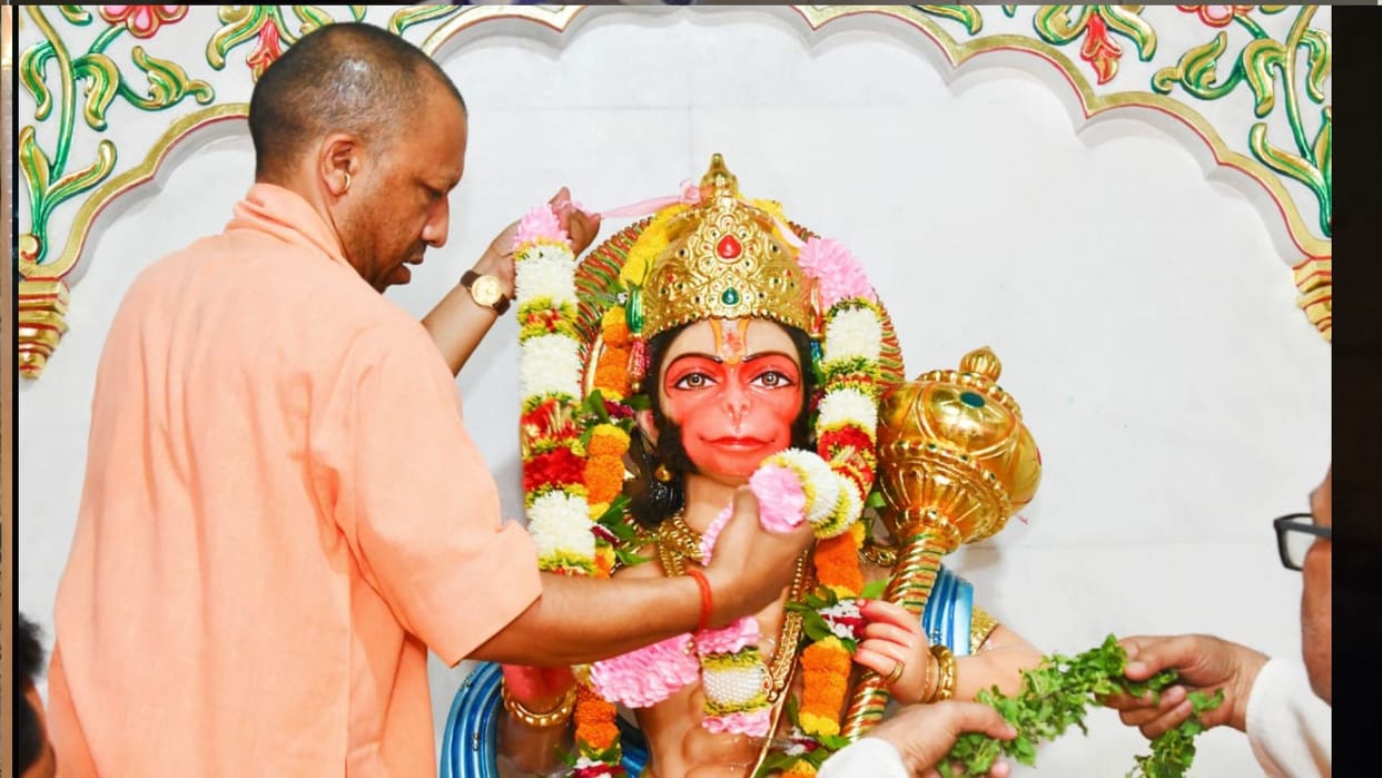 CM Yogi visited Gorakhnath temple on Tuesday morning on Hanuman Jayanti, gave toffee to children.