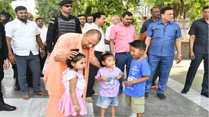 CM Yogi visited Gorakhnath temple on Tuesday morning on Hanuman Jayanti, gave toffee to children.