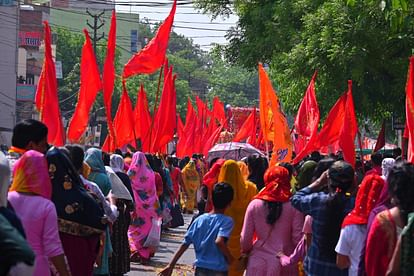 काशी में हनुमान जन्मोत्सव: 60 फीट के रथ पर सजी रामलला की झांकी, 11 हजार ध्वज लहराए; 1001 KG लड्डू का लगा भोग hanuman birth anniversary celebration with grand procession in varanasi