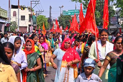 काशी में हनुमान जन्मोत्सव: 60 फीट के रथ पर सजी रामलला की झांकी, 11 हजार ध्वज लहराए; 1001 KG लड्डू का लगा भोग hanuman birth anniversary celebration with grand procession in varanasi