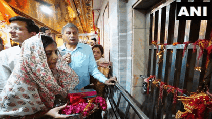 हनुमान मंदिर पहुंची सुनीता केजरीवाल