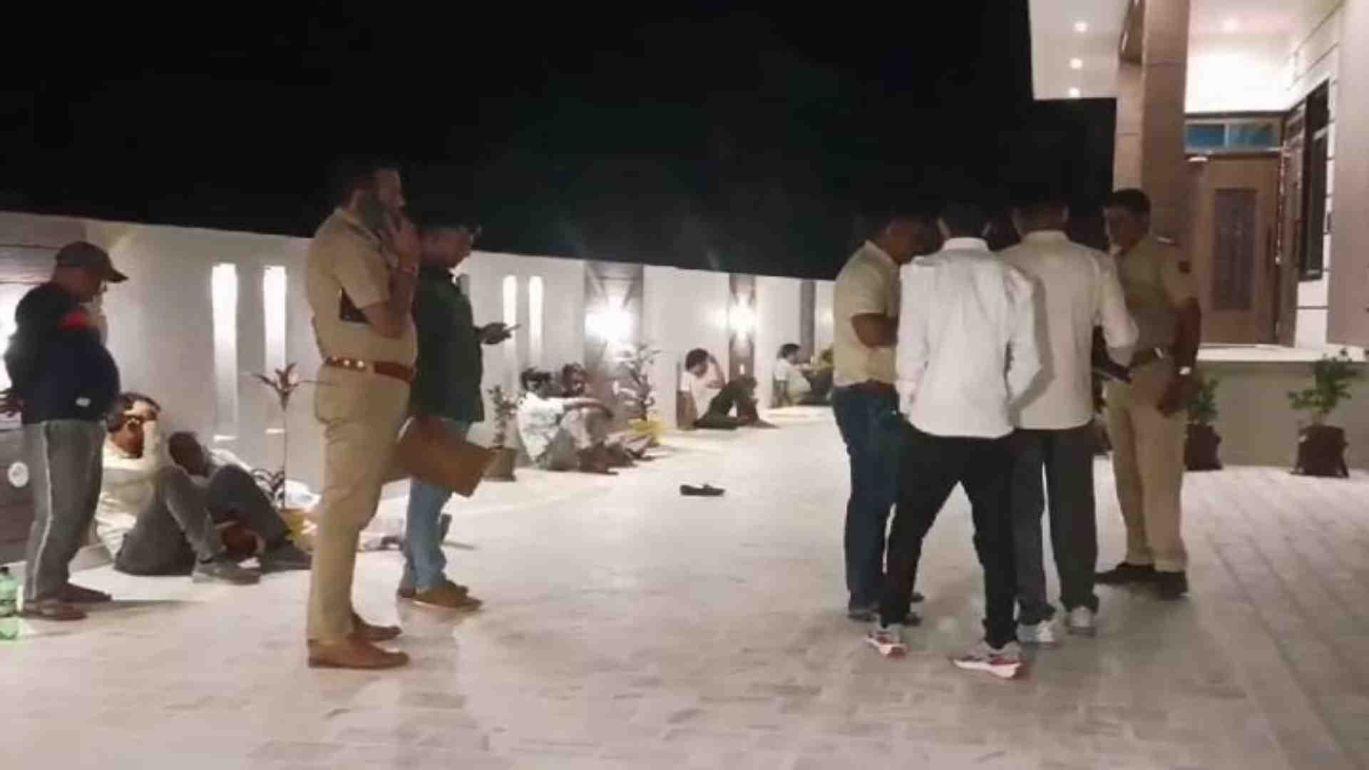 हत्या मामले में कार्रवाई करती पुलिस।