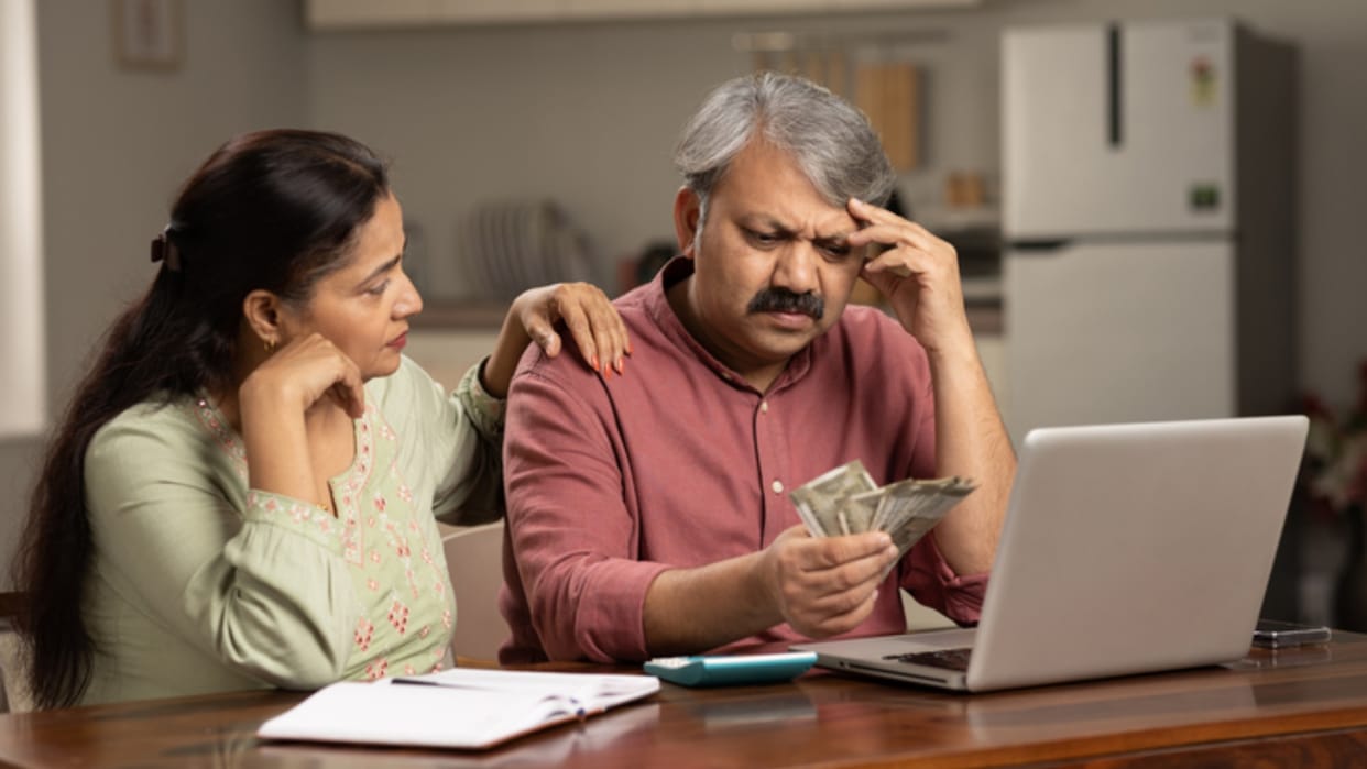 Vastu Dosh Due to these 5 reasons money does not stay in the house