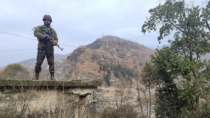 Udhampur: Five terrorists seen in Seojdhar basantgarh took the youth with them to pick up the goods