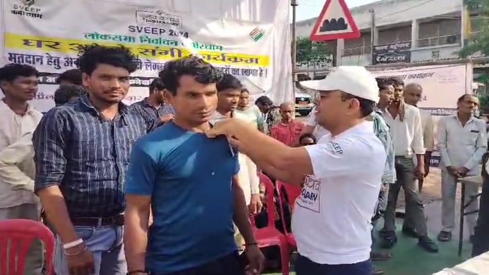 कलेक्टर ने श्रमिकों का बैच लगाकर किया स्वागत