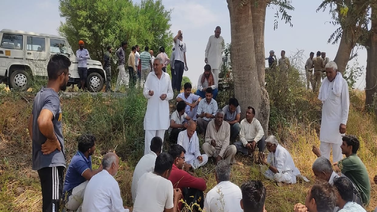 Farmer organizations came out to protest against installation of electricity tower in Bhiwani