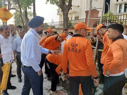 An eight years old child falls into a sewer hole in Lucknow.