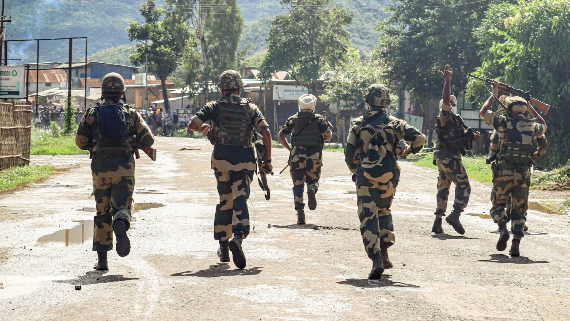 मणिपुर हिंसा को नियंत्रित करते सुरक्षा बल (सांकेतिक तस्वीर)