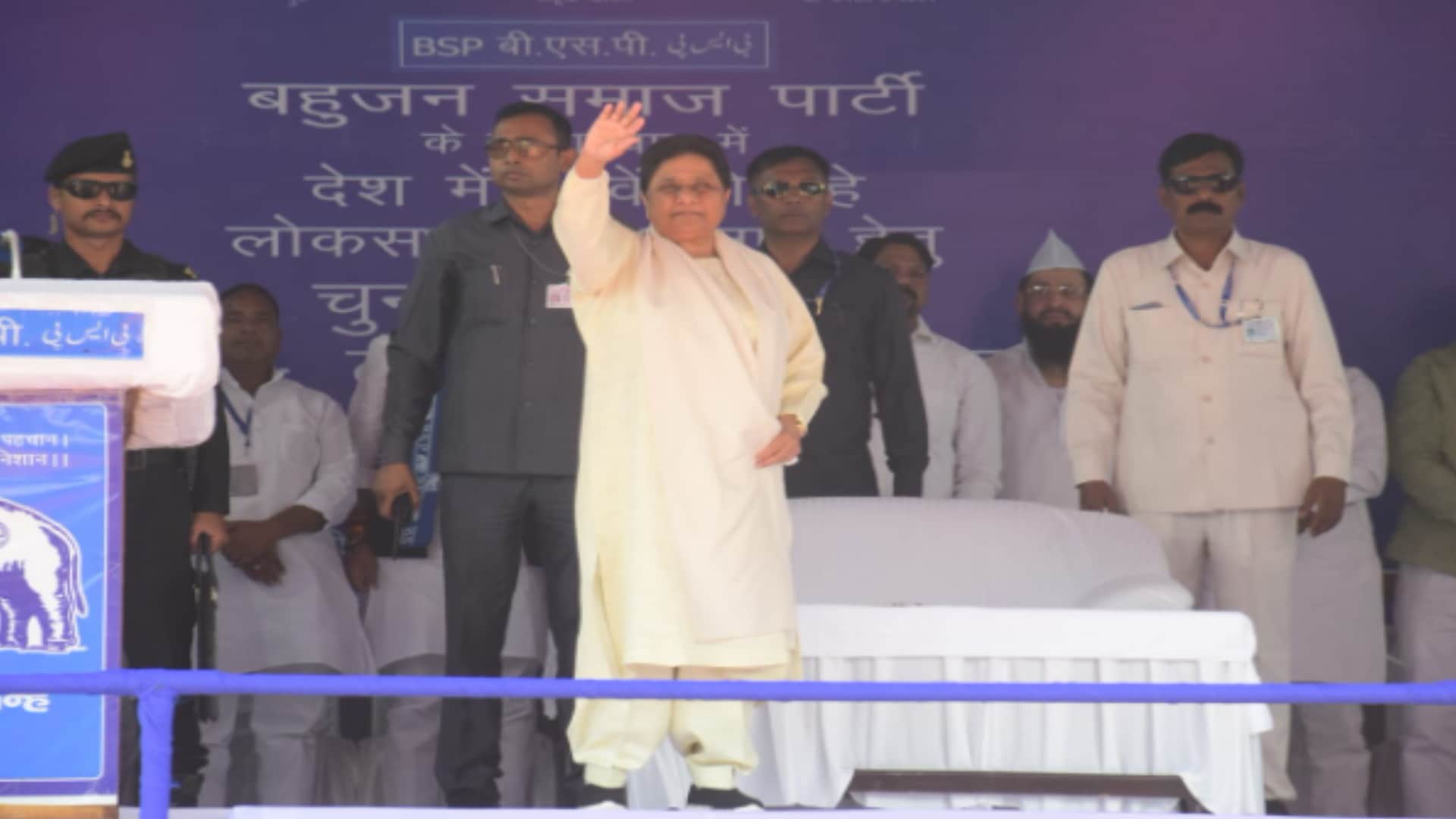 Mayawati Rally in Meerut: Former minister Haji Yakub presented gold crown to Mayawati