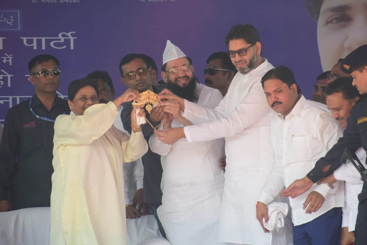 Mayawati Rally in Meerut: Former minister Haji Yakub presented gold crown to Mayawati