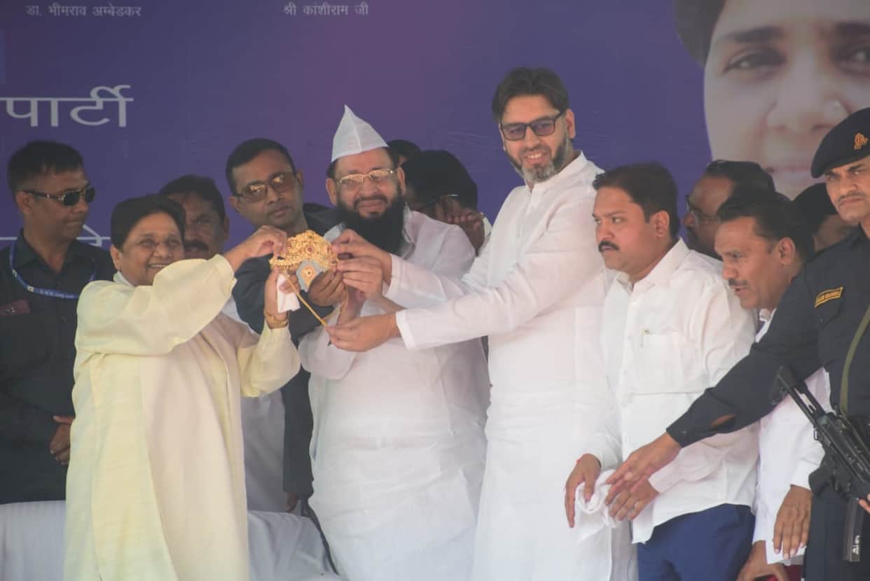 Mayawati Rally in Meerut: Former minister Haji Yakub presented gold crown to Mayawati