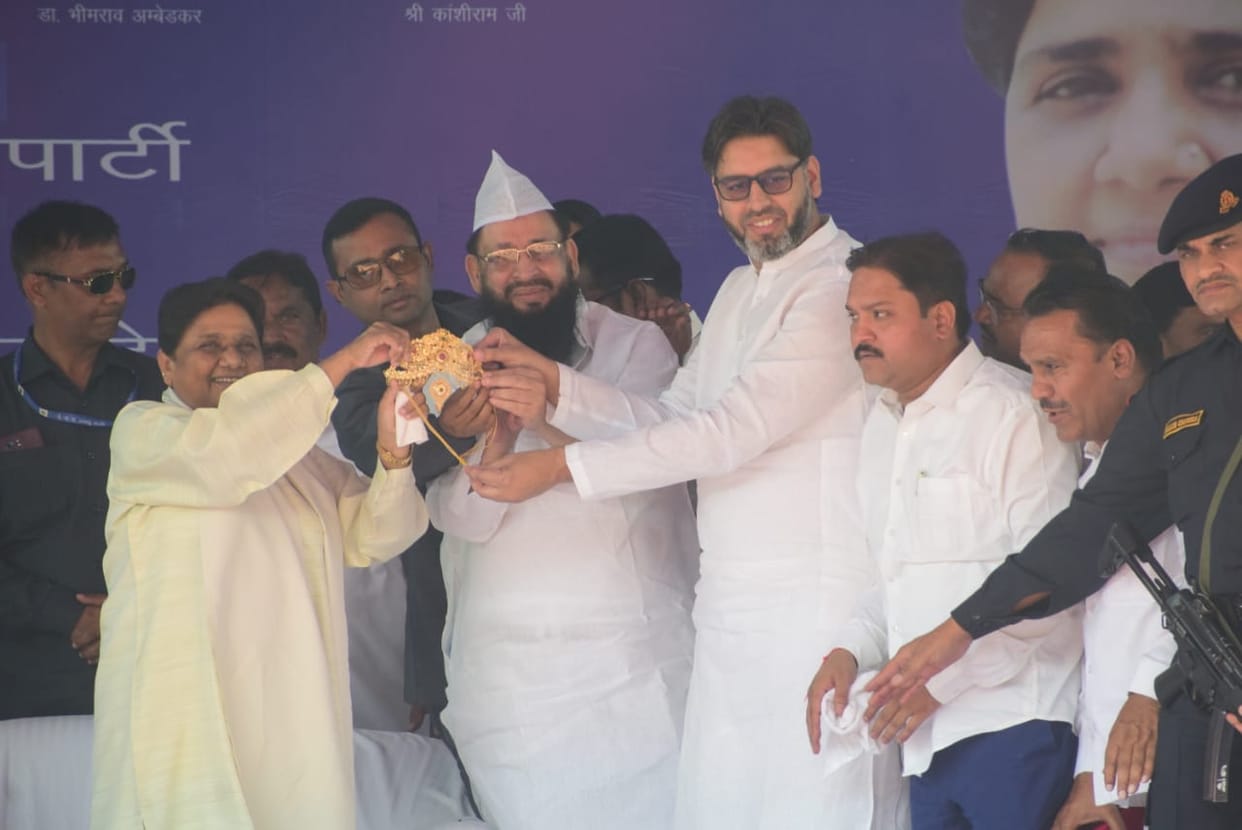 Mayawati Rally in Meerut: Former minister Haji Yakub presented gold crown to Mayawati