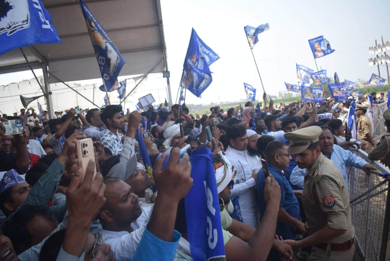 Mayawati Rally in Meerut: Former minister Haji Yakub presented gold crown to Mayawati