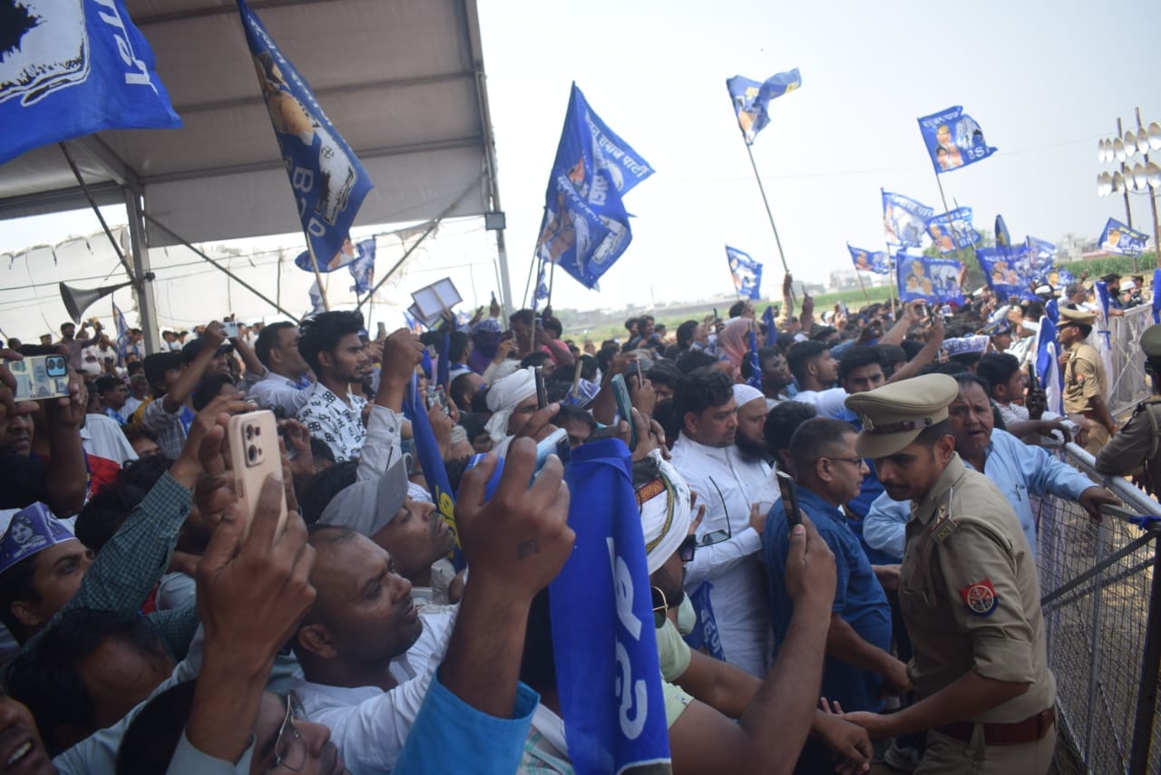 Mayawati Rally in Meerut: Former minister Haji Yakub presented gold crown to Mayawati