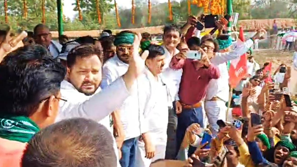 Munger Lok Sabha: Tejashwi reached nomination of Ashok Mahato's wife, says will give cylinder for Rs 500