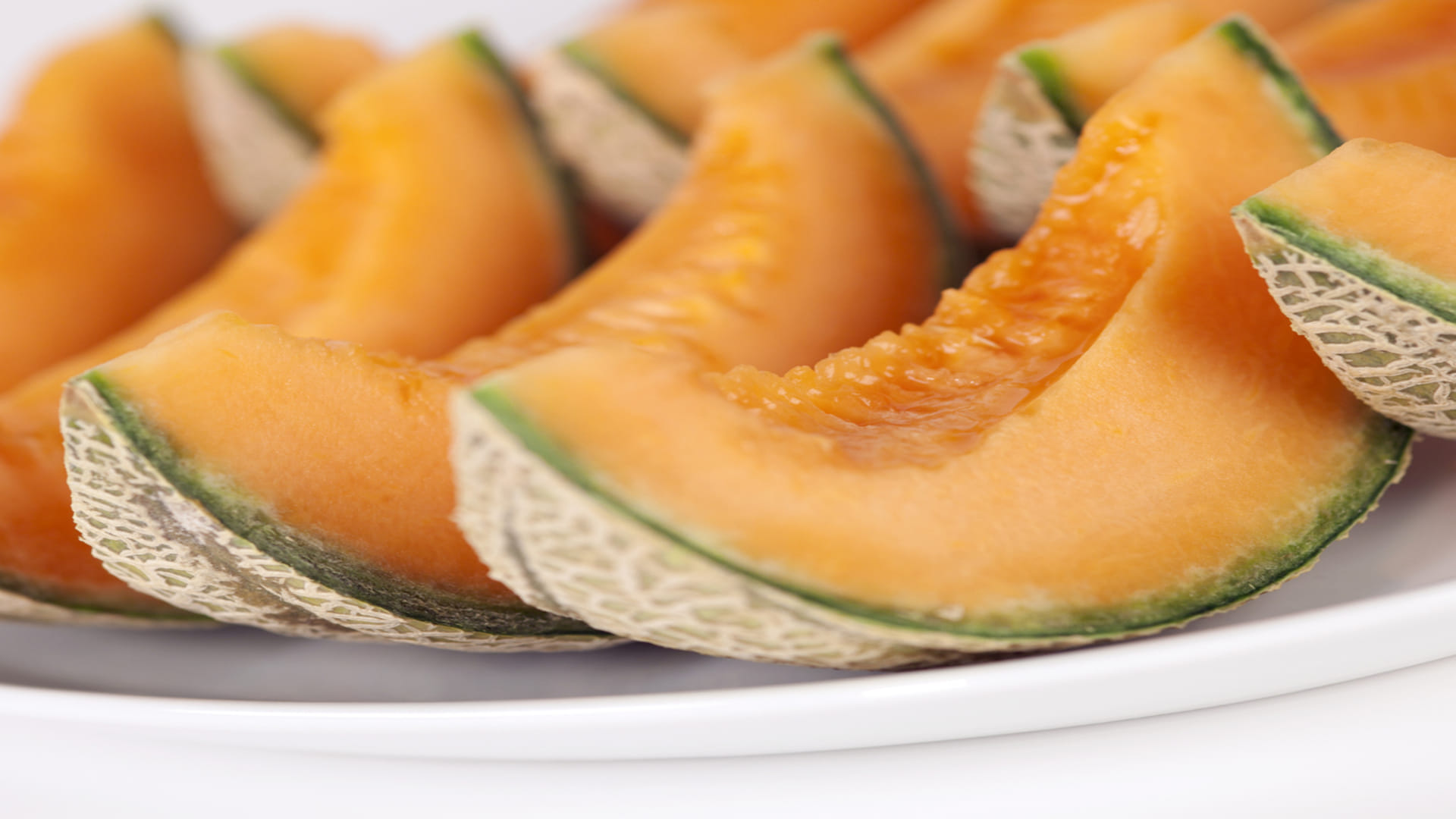 watermelon or muskmelon which is more hydrating