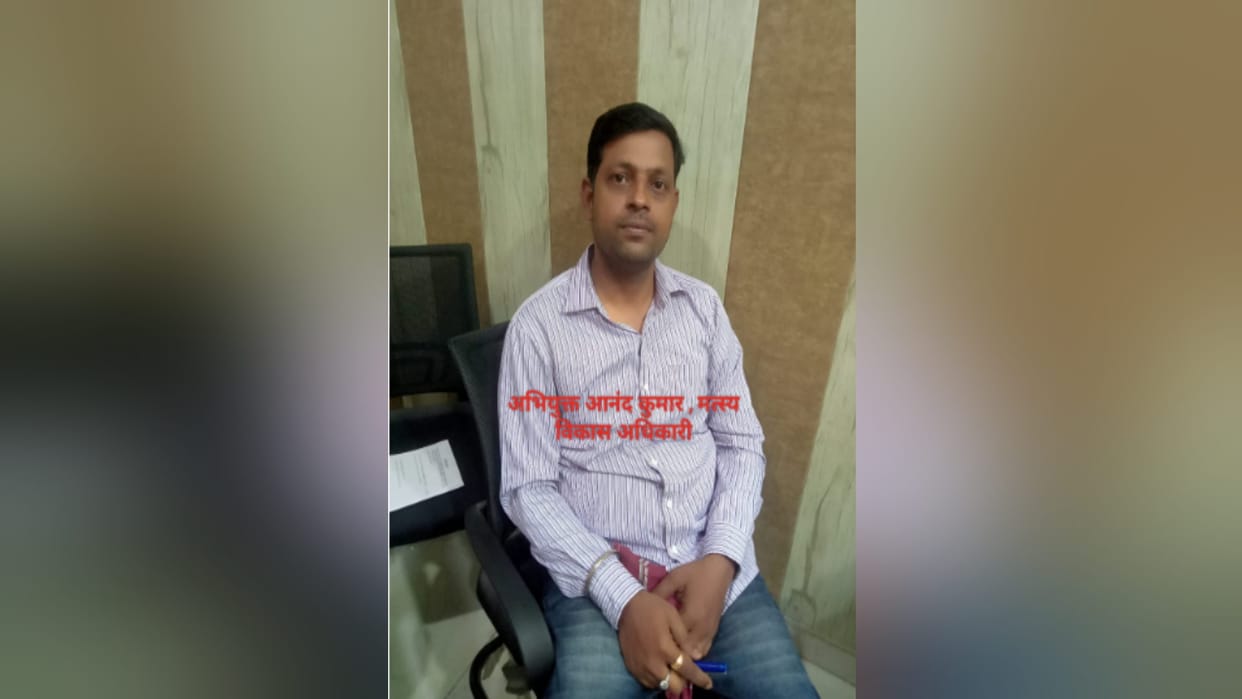 Anticorruption team arrested Assistant Fisheries Development Officer Anand in Muzaffarnagar while taking bribe