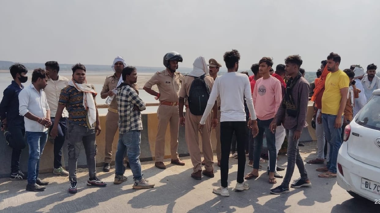 Two girl students committed suicide by jumping into Ganga river together in Chunar Mirzapur