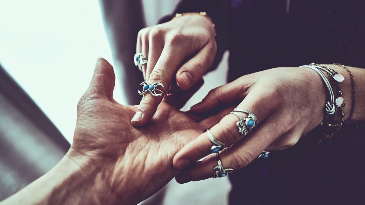 palmistry lucky person get this type of dhan rekha can earn lot of money in hindi