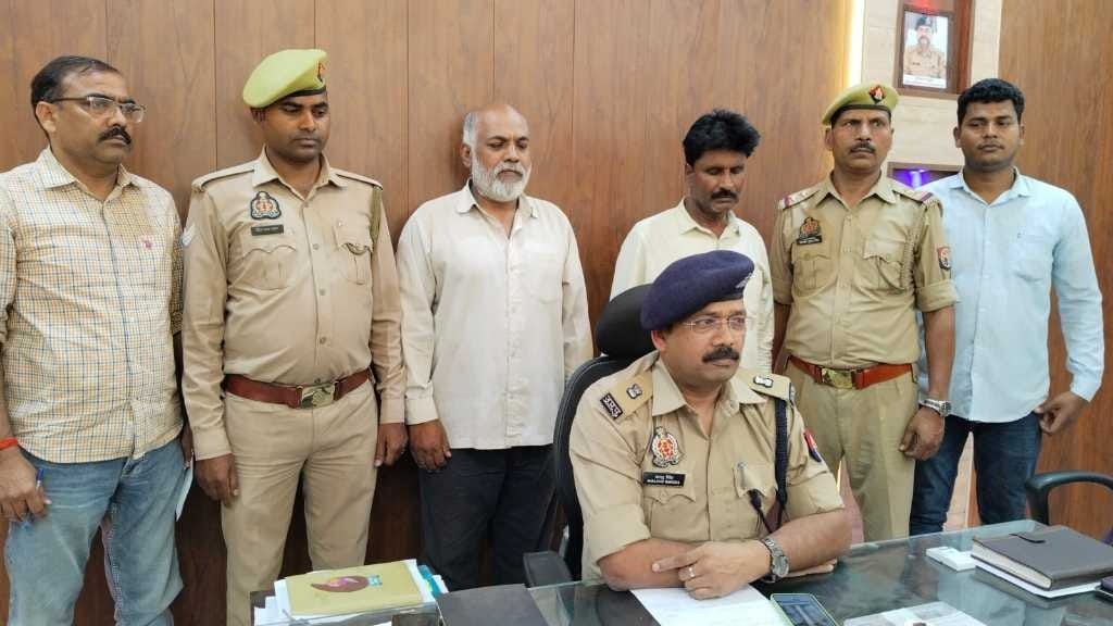 criminals arrested for selling brass coins as gold coins of Mughal era in Sonbhadra