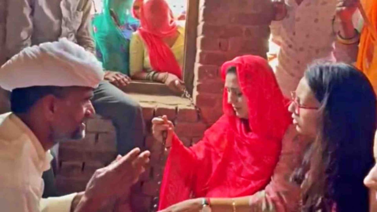 Jalore News: Door-to-door campaign of Himanshi Gehlot, wife of Jalore Congress candidate Vaibhav Gehlot.