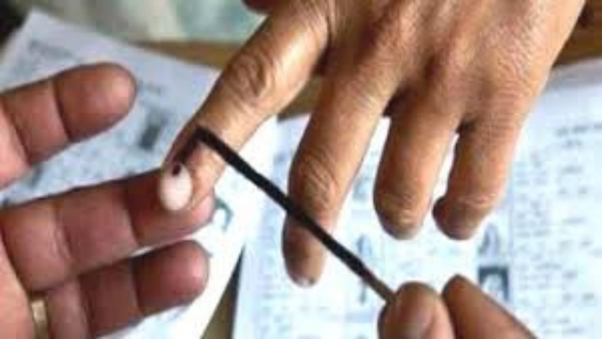 Rajasthan News: Election Commission reached door to door to increase voter percentage, distributed voter guide