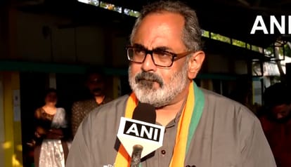 kerala thiruvananthapuram bjp candidate rajeev chandrashekhar campaign in train target shashi tharoor