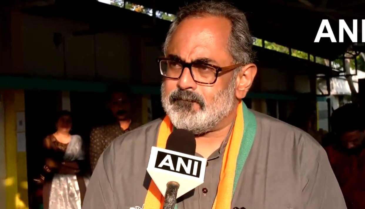 kerala thiruvananthapuram bjp candidate rajeev chandrashekhar campaign in train target shashi tharoor