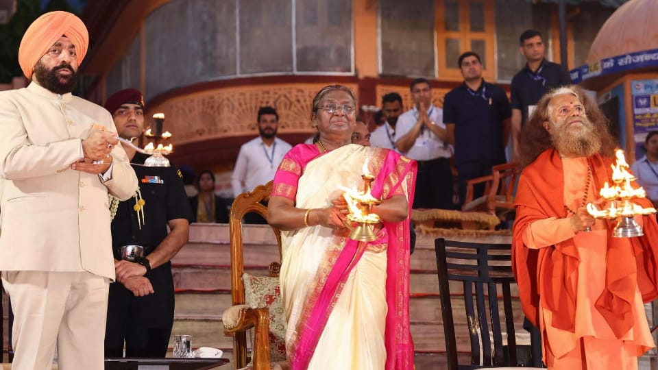 President Droupadi Murmu reached Parmarth Niketan perform Ganga Aarti