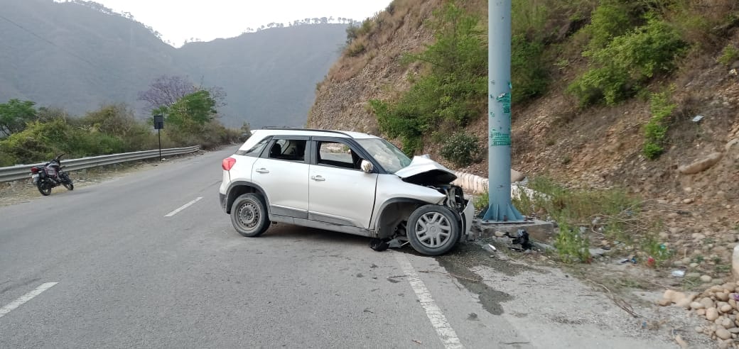 Uttarakhand Accident near Sweet Bridge in Srinagar car collides with street light pole one dead