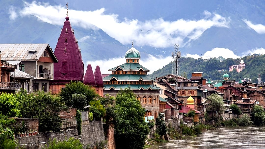 Jammu and Kashmir weather Predicts Rain and Snowfall in Higher Reaches
