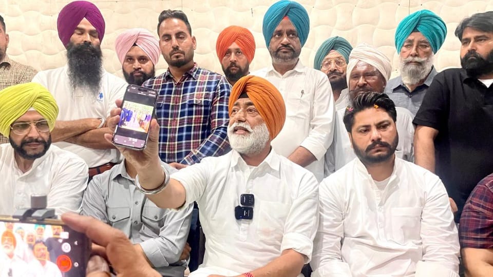 Sangrur Congress candidate Sukhpal Khaira made allegations against AAP candidate Gurmeet Meet Heyer