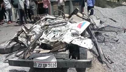 Sikar News: Two police personnel died after trailer overturned on police vehicle.