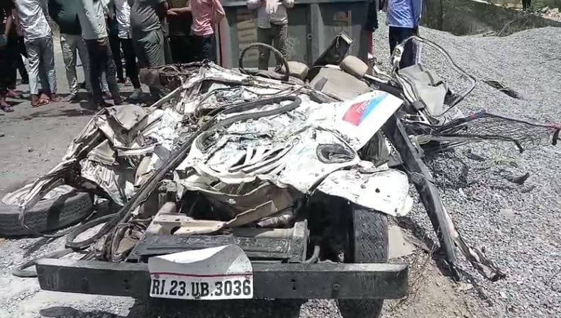 ट्रेलर के नीचे दबने से पिचकी पुलिस गाड़ी।