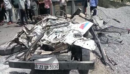 Sikar News: रामपुरा घाटी में दर्दनाक हादसा; पुलिस गाड़ी पर पलटा पत्थरों से भरा ट्रेलर, तीन कांस्टेबलों की मौत Sikar News: Two police personnel died after trailer overturned on police vehicle.