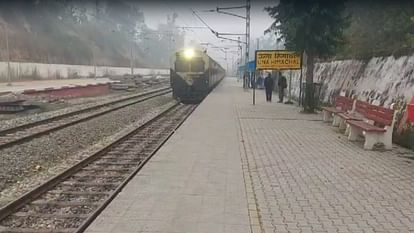 Farmers movement Three passenger trains in Una canceled for four days, passengers troubled at railway station