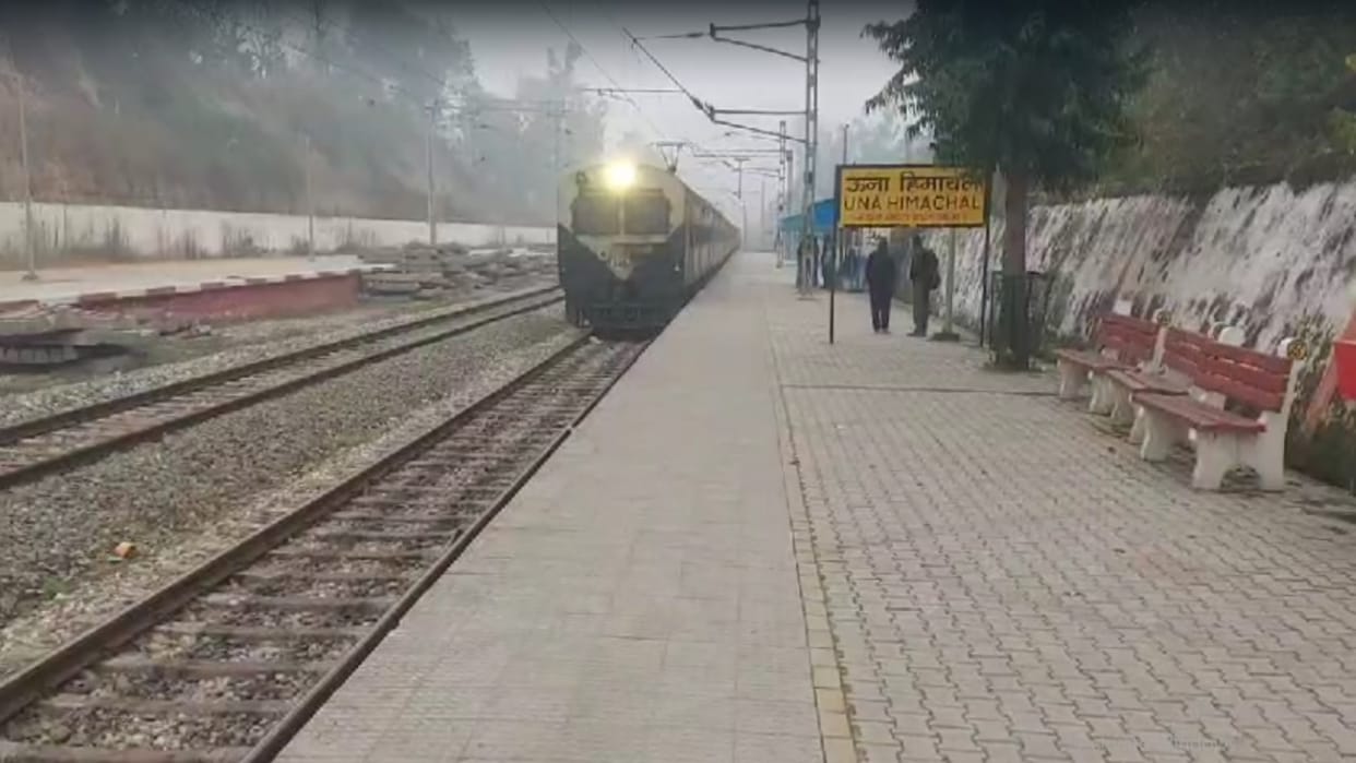Farmers movement Three passenger trains in Una canceled for four days, passengers troubled at railway station