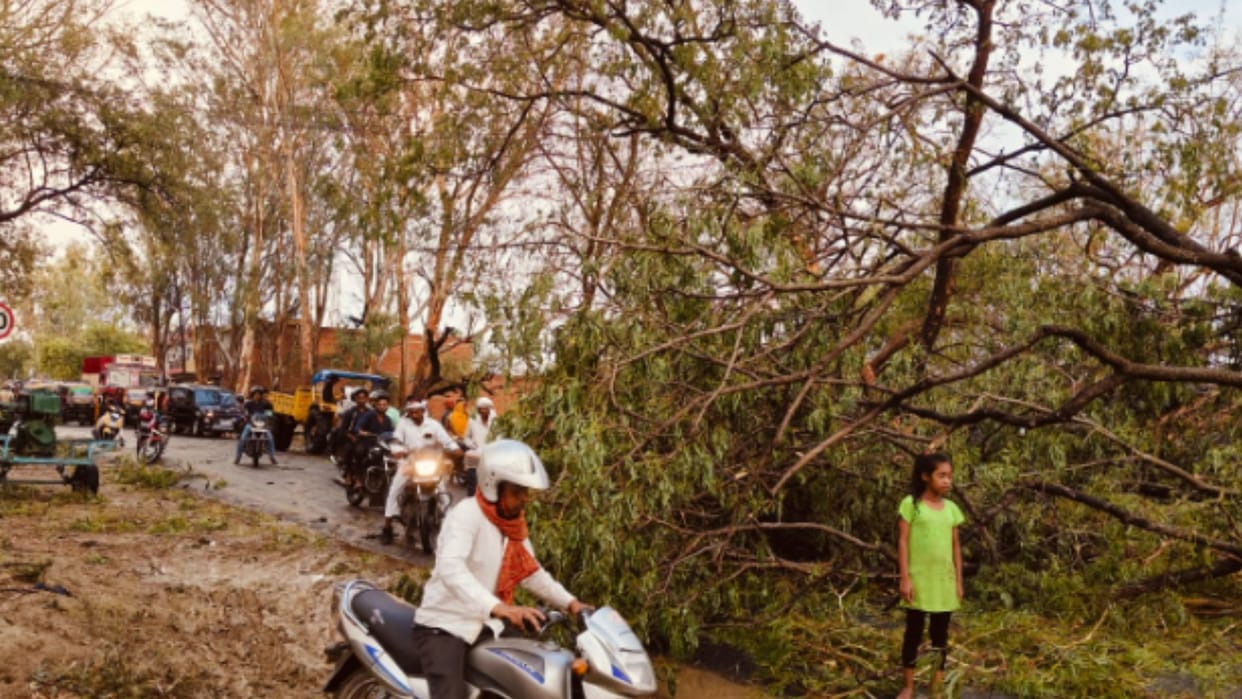 Weather changed in Varanasi and sonbhadra and bhadohi storm rain and hail