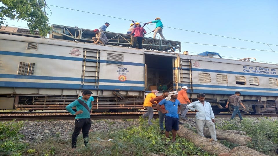 Gorakhpur: Tree fell on moving train due to strong storm, spark caused chaos