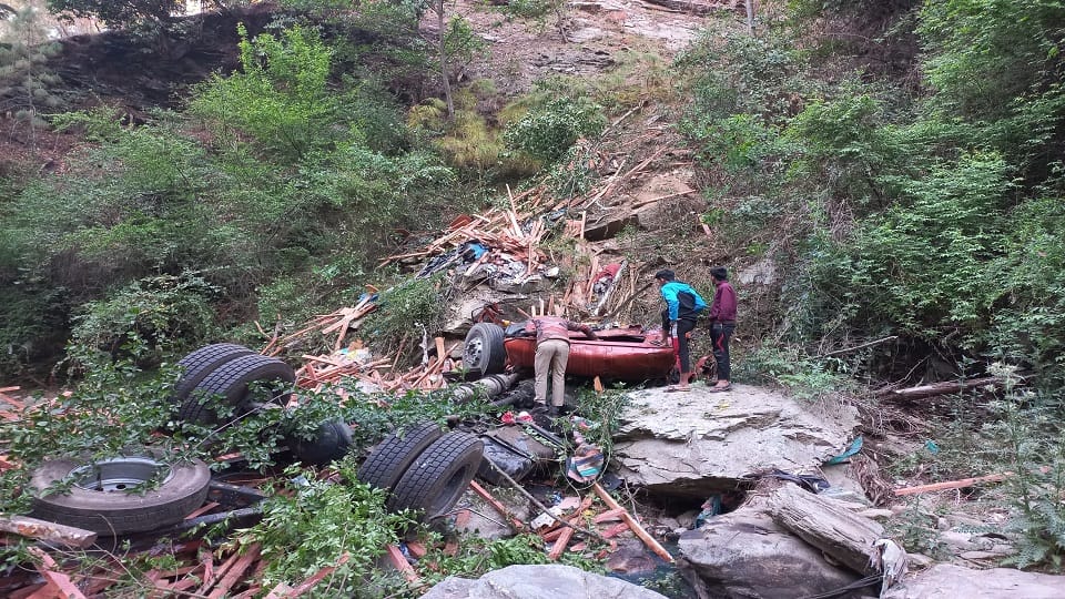 Uttarakhand News: Truck fell into deep ditch in Ranikhet
